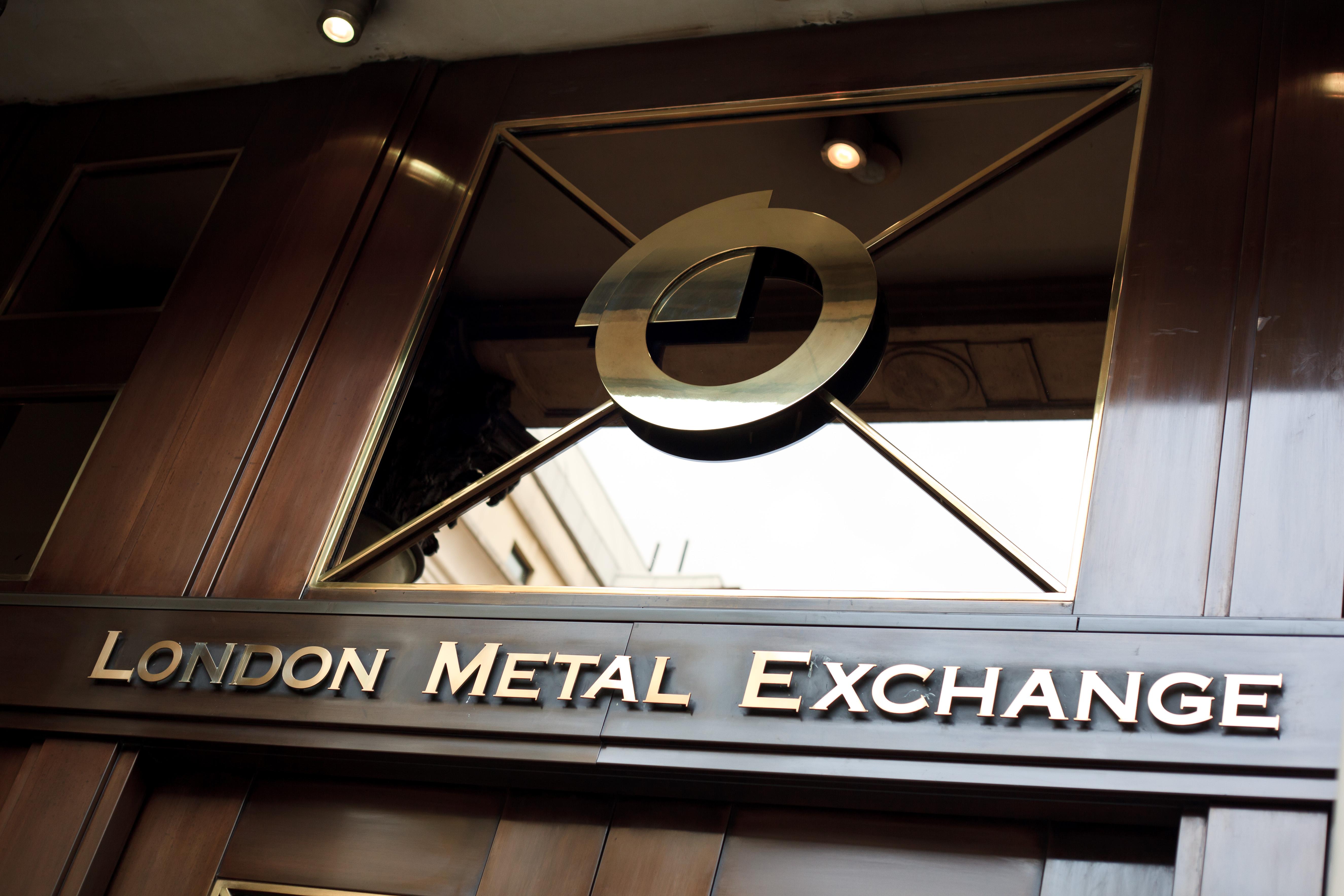 Лондонская биржа металлов цены золото. LME Лондонская биржа. LME Лондонская биржа цветных металлов. Лондонская металлическая биржа. Логотип лондонской биржи металлов (LME).