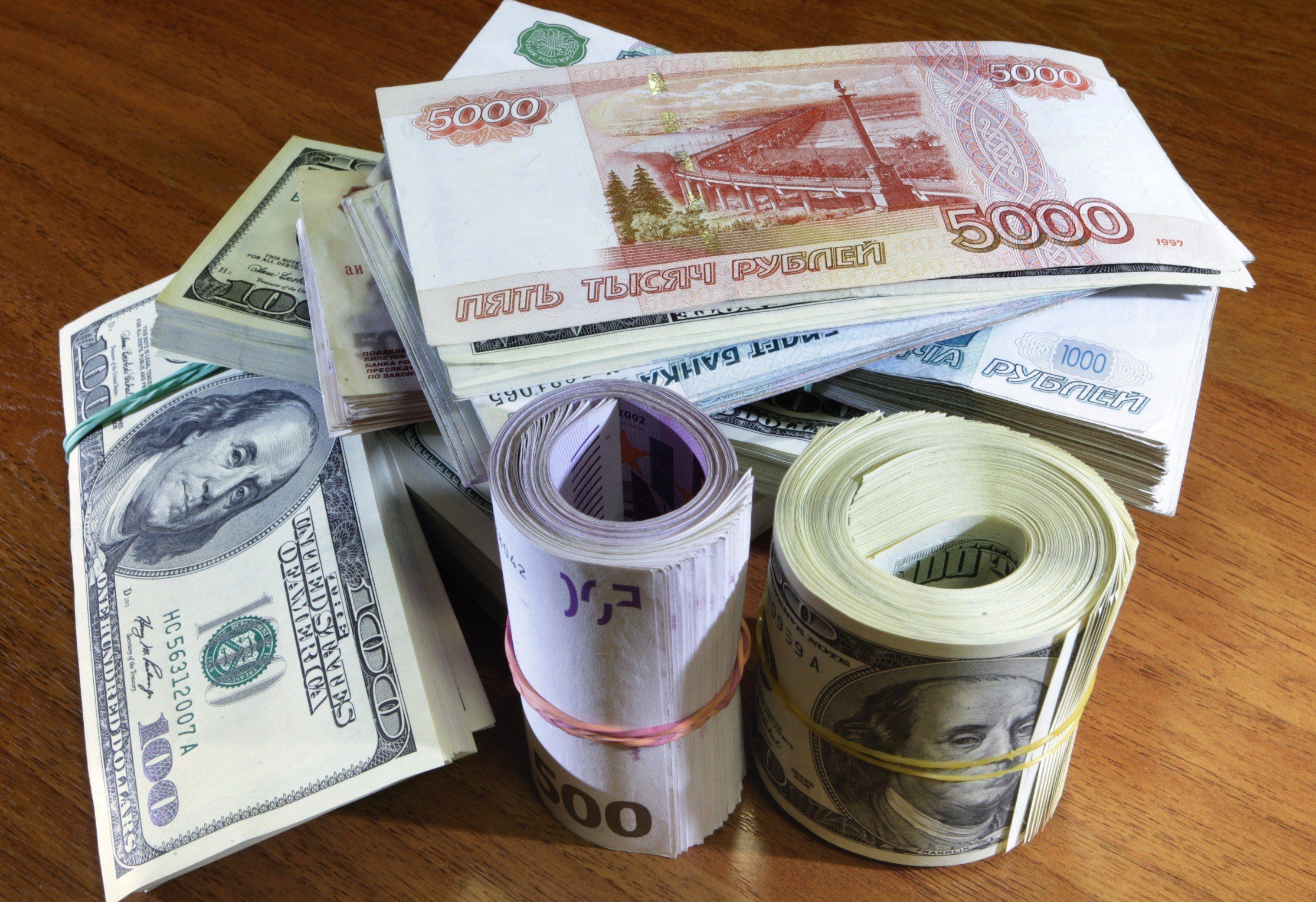 Продать доллары и евро. Доллар и евро. Деньги евро доллары. Доллар евро рубль. Деньги рубли доллары евро.